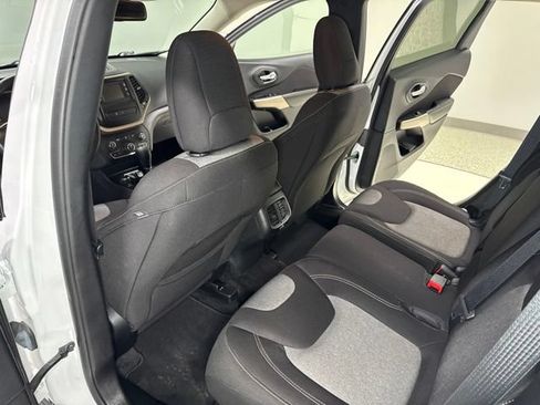 Used 2018 Jeep Cherokee Latitude w/ Safety Group AWD/4WD image 22