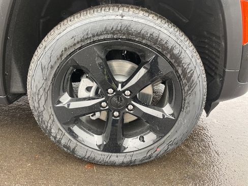 New 2025 Jeep Grand Cherokee Altitude image 9