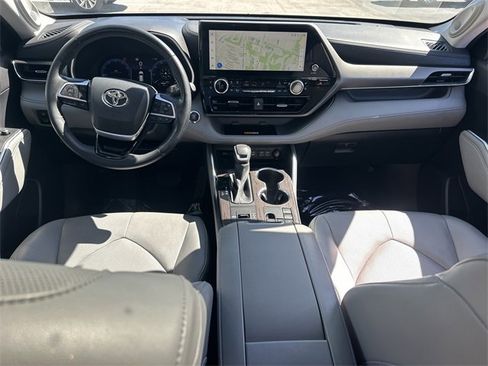 Used 2023 Toyota Highlander Limited image 18