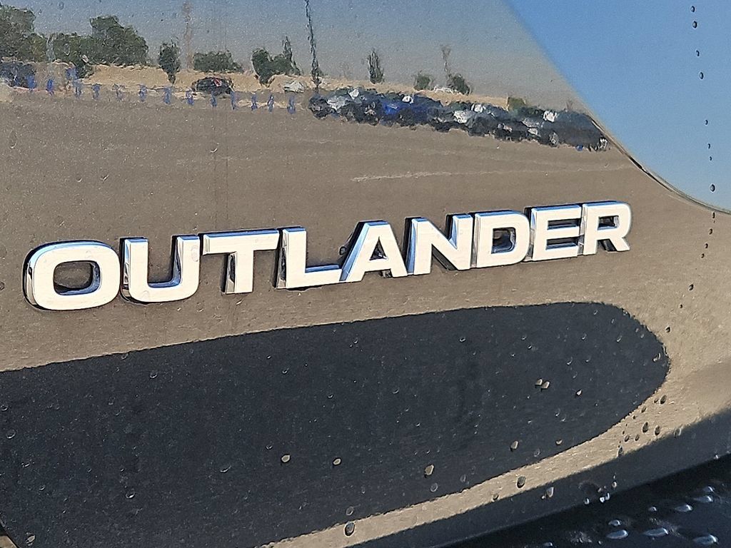 Used 2024 Mitsubishi Outlander AWD image 12