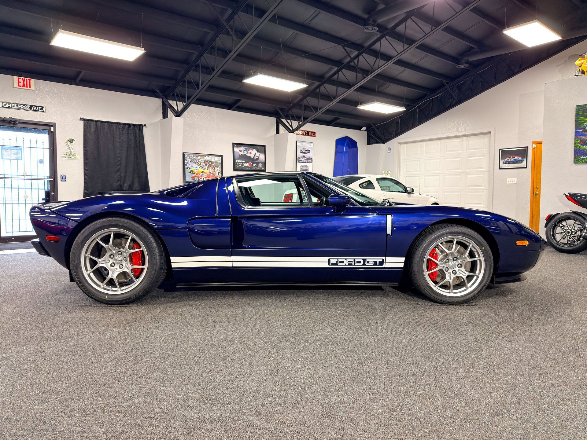 Used 2006 Ford GT RWD image 4