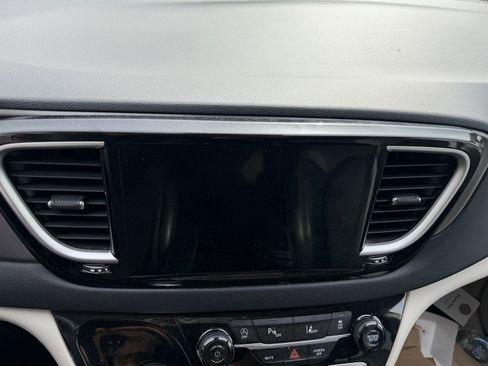 Used 2023 Chrysler Pacifica Touring-L image 8