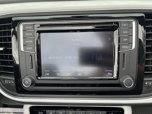 Used 2019 Volkswagen Beetle 2.0T SE FWD image 24