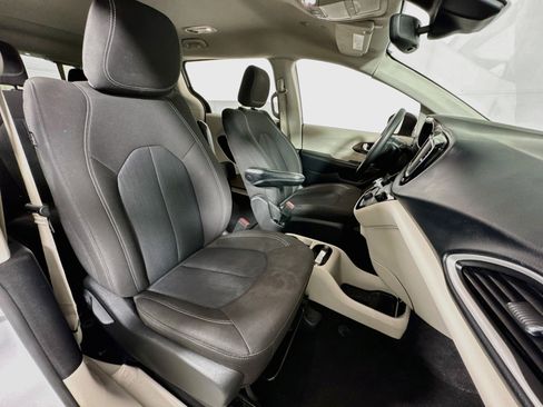 Used 2023 Chrysler Voyager LX FWD image 27