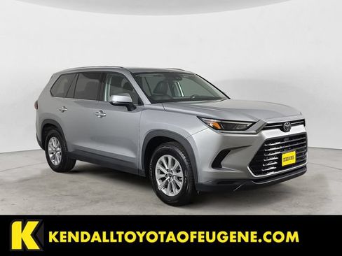 Used 2025 Toyota Grand Highlander AWD image 3