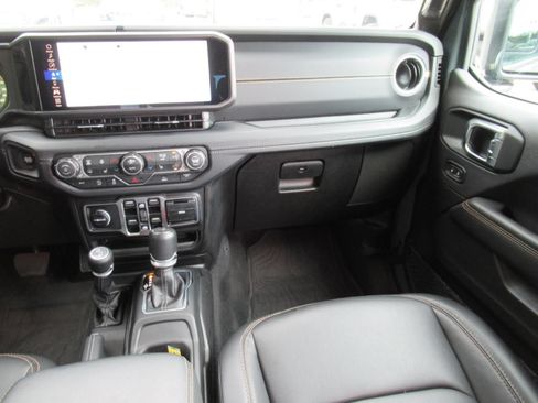 Used 2025 Jeep Gladiator Sport AWD/4WD image 15