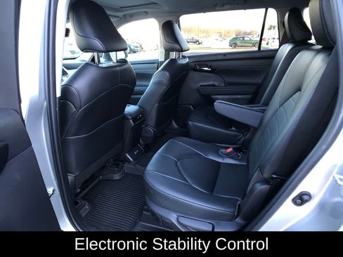 Used 2023 Toyota Highlander XLE image 9