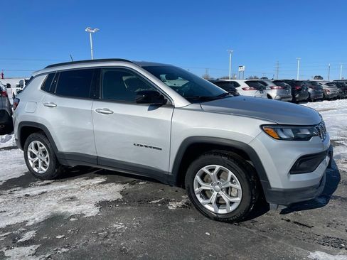 Used 2024 Jeep Compass Latitude image 2