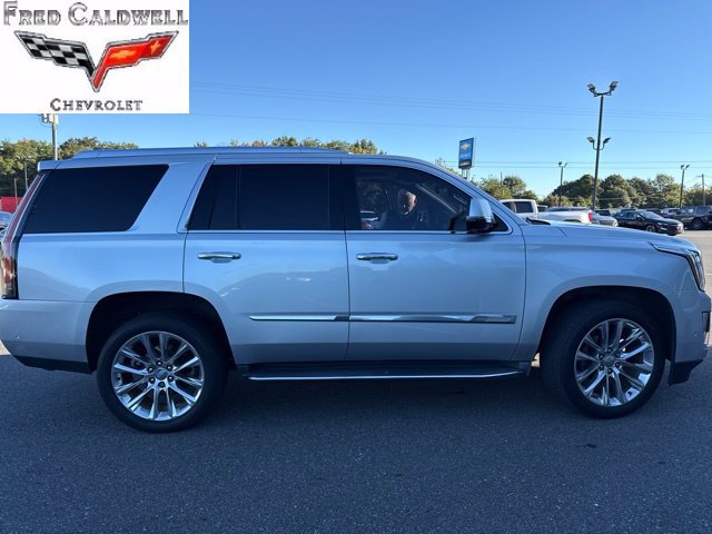 Used 2017 Cadillac Escalade Luxury AWD/4WD image 3