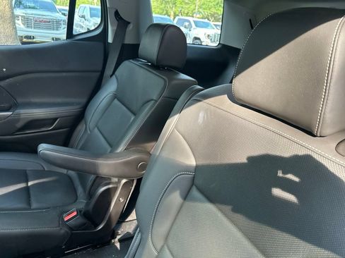 Used 2023 GMC Acadia SLT w/ Elevation Edition FWD image 9