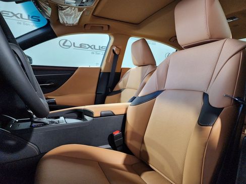 Used 2024 Lexus ES 300h w/ Premium Package image 15