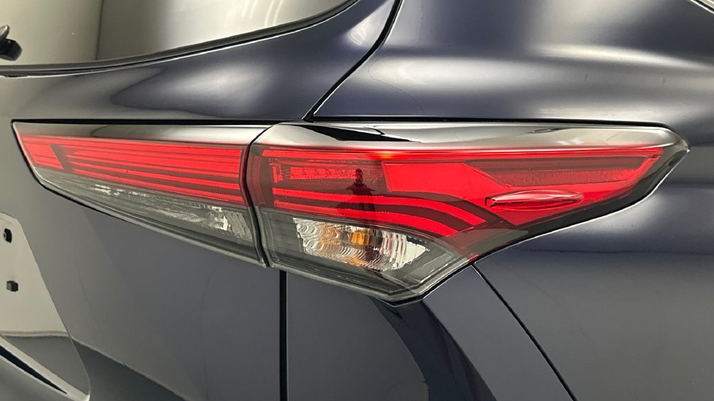 Used 2022 Toyota Highlander XLE AWD/4WD image 24
