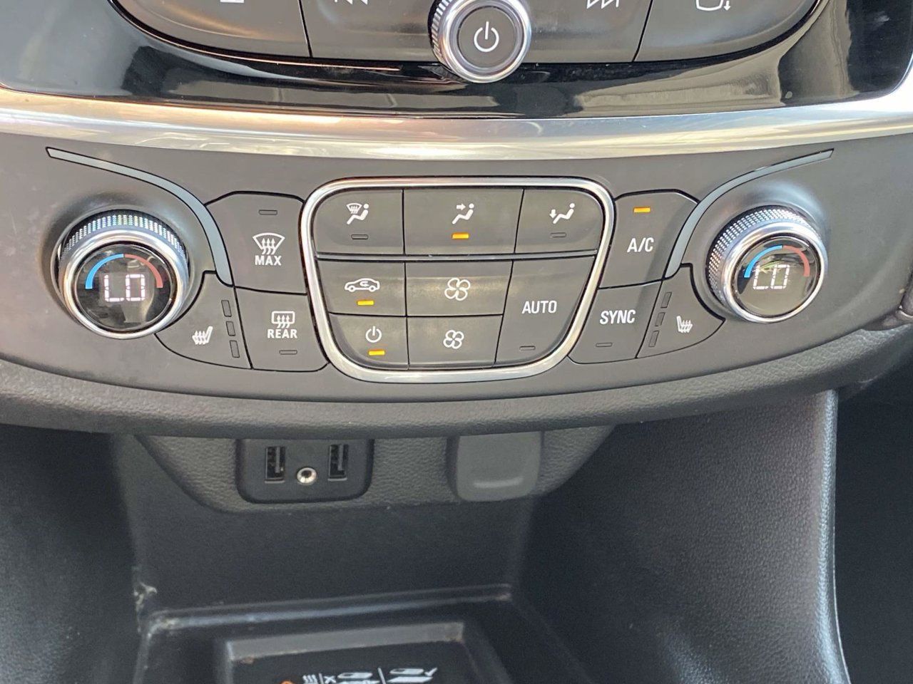 Used 2023 Chevrolet Traverse LT FWD image 28