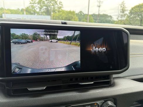 Certified 2024 Jeep Gladiator Sport AWD/4WD image 11