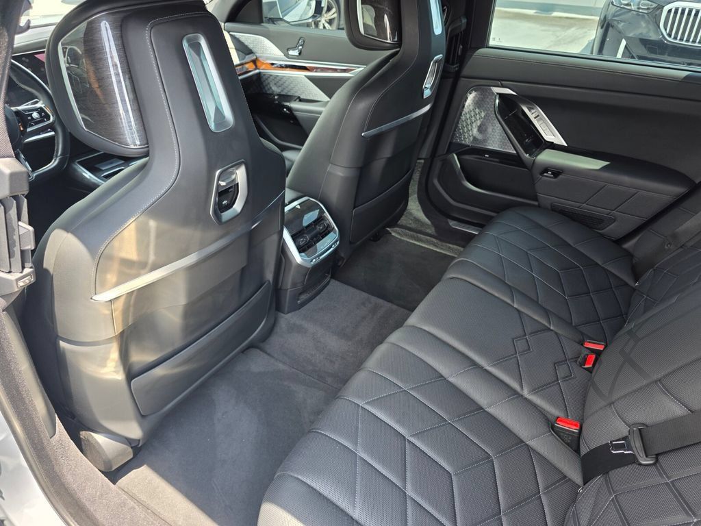 Used 2023 BMW i7 xDrive60 AWD/4WD image 15