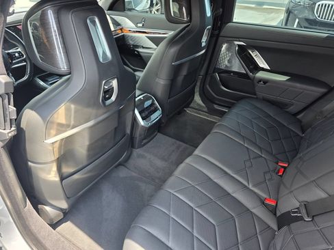 Used 2023 BMW i7 xDrive60 AWD/4WD image 15