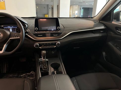 Used 2025 Nissan Altima 2.5 SV FWD image 34
