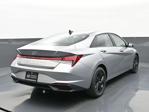 Used 2023 Hyundai Elantra SEL w/ Preferred Accessory Package FWD image 3