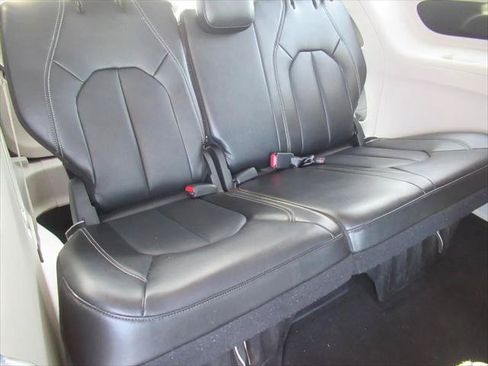 Certified 2024 Chrysler Pacifica Touring-L FWD image 32
