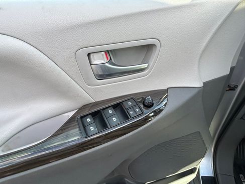 Used 2018 Toyota Sienna XLE w/ XLE Navigation Package FWD image 12