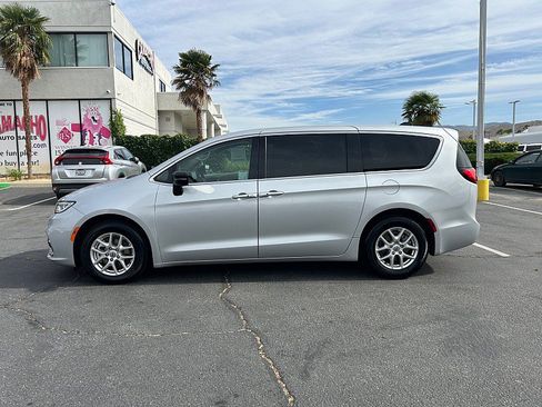 Used 2024 Chrysler Pacifica Touring-L FWD image 4
