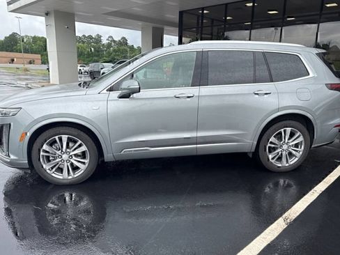 Used 2025 Cadillac XT6 Premium Luxury w/ Platinum Package AWD/4WD image 2