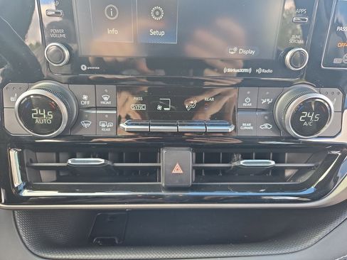 Used 2022 Toyota Highlander XLE image 25