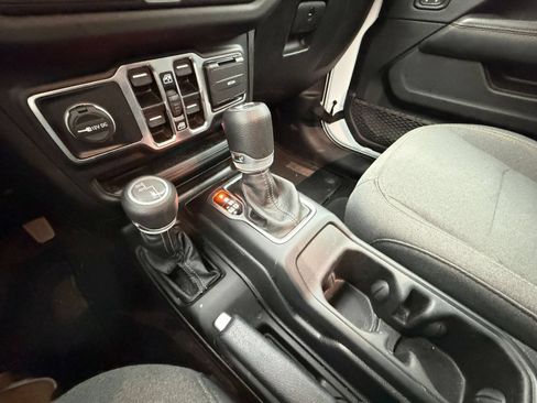 Used 2025 Jeep Wrangler Unlimited Sahara AWD/4WD image 40