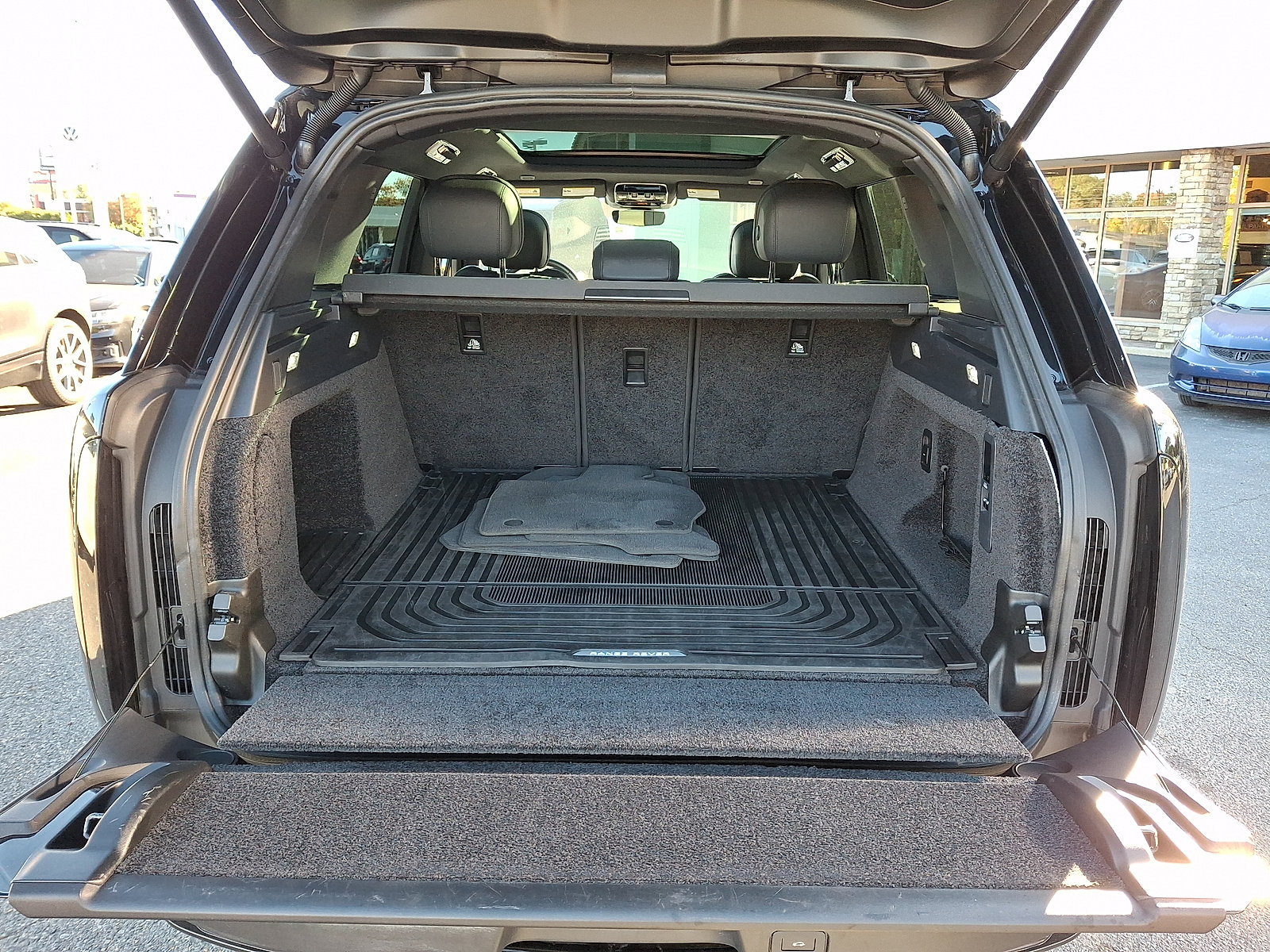 Certified 2025 Land Rover Range Rover SE AWD/4WD image 19