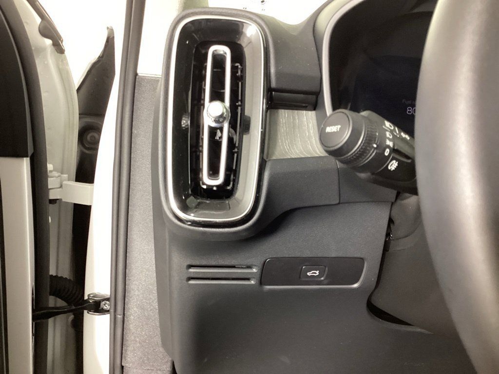 Used 2024 Volvo XC40 B5 Plus w/ Protection Package Premier AWD/4WD image 12