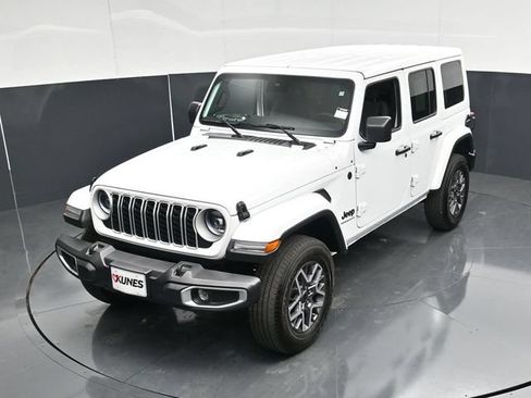 Used 2025 Jeep Wrangler Unlimited Sahara AWD/4WD image 46