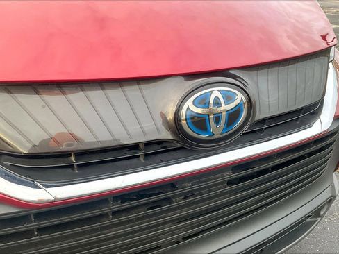 Used 2021 Toyota Venza LE image 26