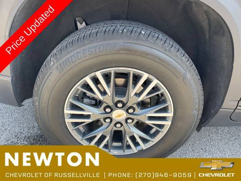 Used 2025 Chevrolet Traverse LT FWD image 19