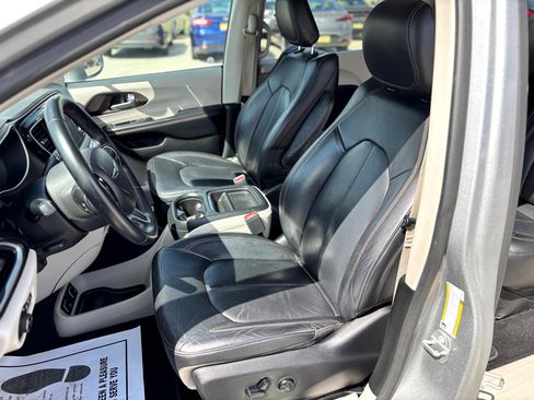 Used 2018 Chrysler Pacifica Touring-L image 17