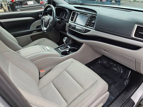 Used 2018 Toyota Highlander XLE AWD/4WD image 11