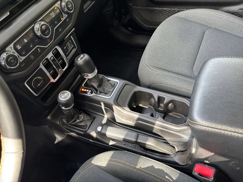 Used 2025 Jeep Wrangler Unlimited Sahara AWD/4WD image 40