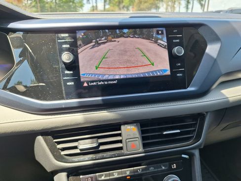Certified 2024 Volkswagen Taos SE w/ Panoramic Sunroof Package FWD image 17
