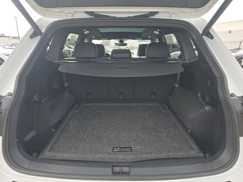 Certified 2024 Volkswagen Tiguan SEL R-Line image 17