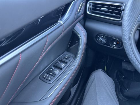 Used 2024 Maserati Levante GT Ultima image 22