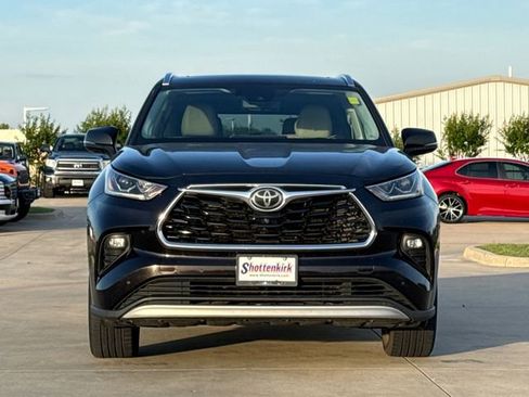 Used 2020 Toyota Highlander Platinum FWD image 2