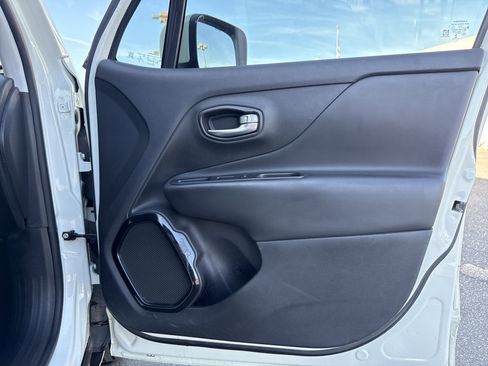 Used 2018 Jeep Renegade Altitude image 38