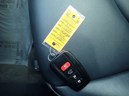 Used 2023 Toyota Highlander XLE AWD/4WD image 30