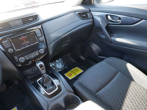 Used 2020 Nissan Rogue SV image 11