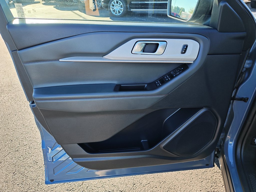 Used 2025 Ford Explorer Active AWD/4WD image 12