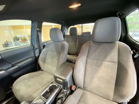Used 2017 Toyota Tacoma TRD Sport AWD/4WD image 14