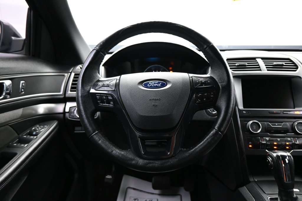Used 2018 Ford Explorer XLT w/ XLT Appearance Package AWD/4WD image 15