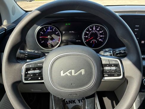 Used 2023 Kia Carnival LX FWD image 25