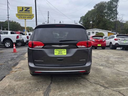 Used 2017 Chrysler Pacifica Limited image 5