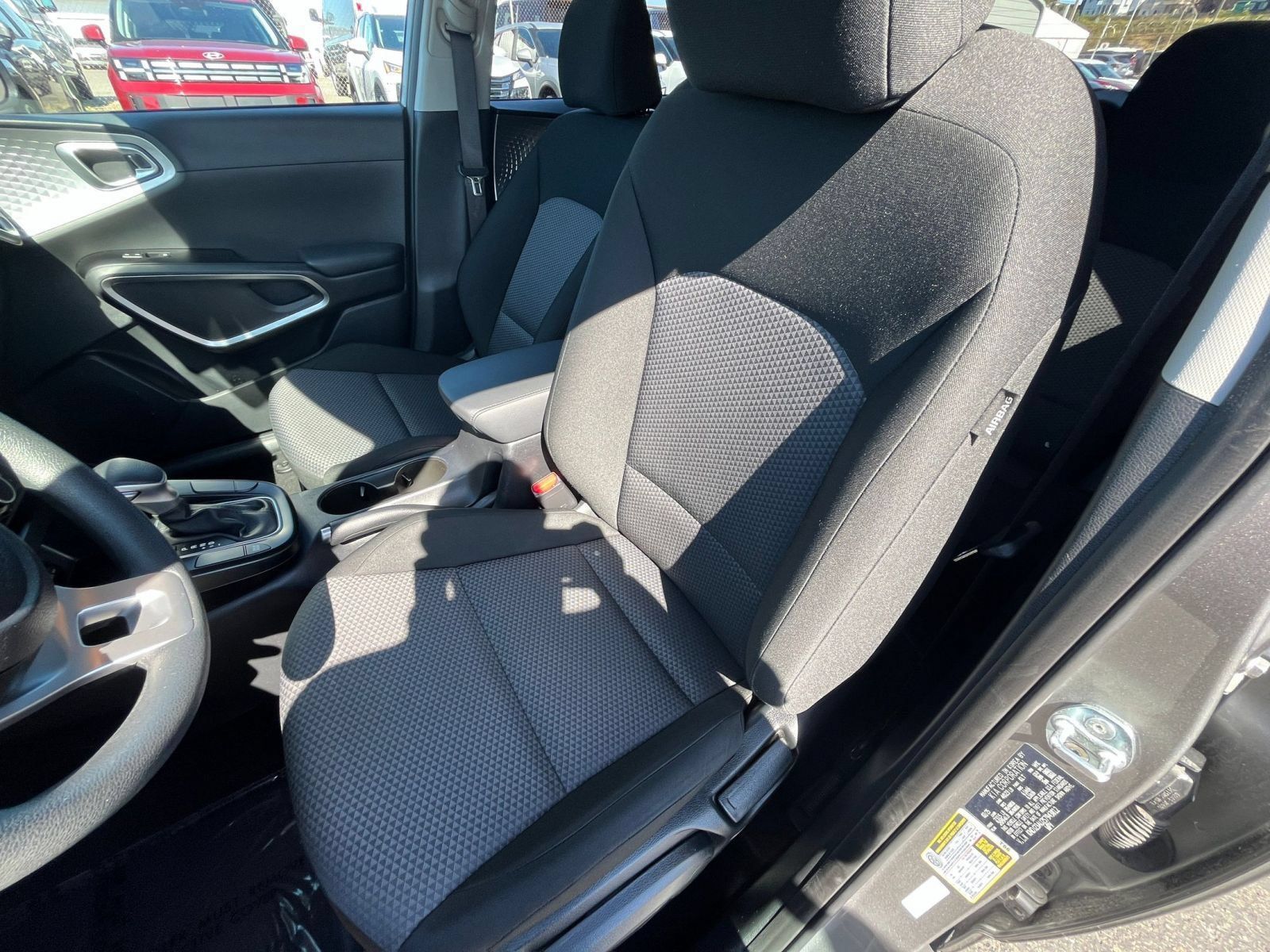 Used 2025 Kia Soul LX w/ LX Technology Package FWD image 35