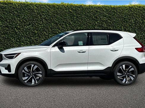 New 2026 Volvo XC40 B4 Plus w/ Climate Package FWD image 3